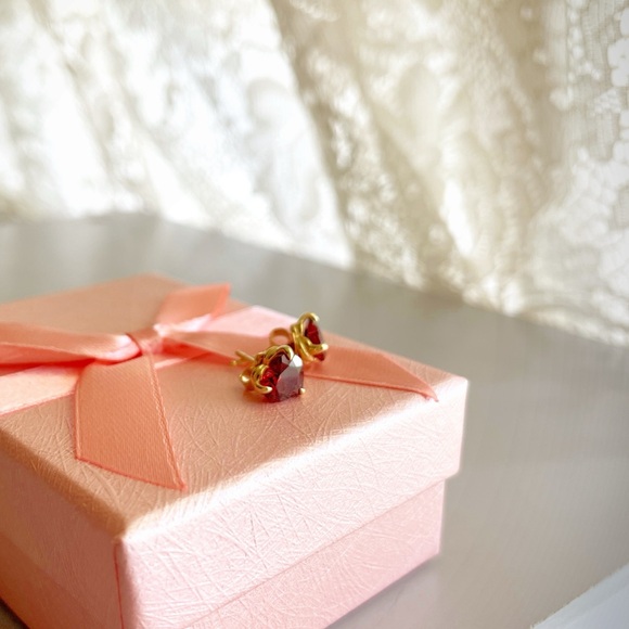 David Yurman Chatelaine Garnet Heart Stud Earrings
18K Yellow Gold - Picture 13 of 16